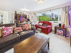 LIVING ROOM- click for photo gallery